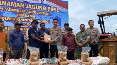 Dukung Program ASTA CITA, Kapolres Kuansing Salurkan Bibit Jagung Pipil kepada Kelompok Tani di Singingi Hilir